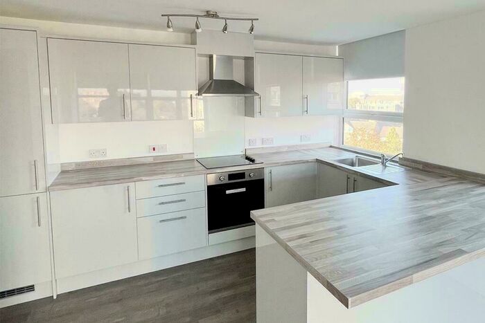 2 Bedroom Flat To Rent In Oldham Road, Manchester, Greater Manchester, M40