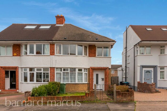 4 Bedroom House To Rent In Cheyne Hill, Surbiton, KT5