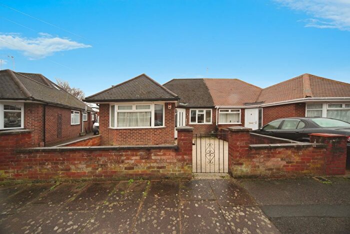 4 Bedroom Semi-Detached Bungalow For Sale In Abingdon Road, Luton, LU4