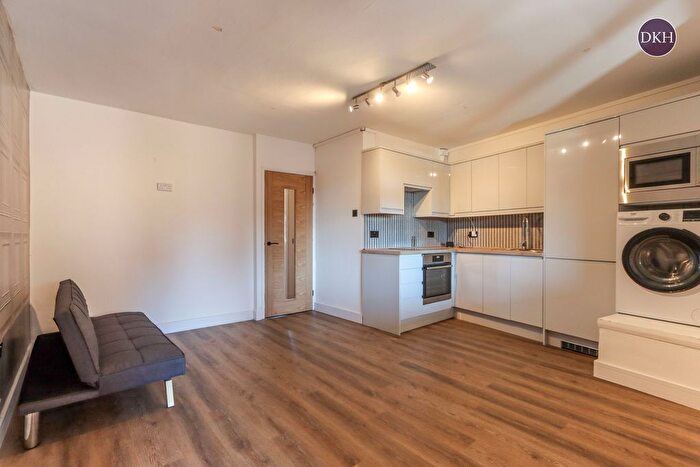 2 Bedroom Flat To Rent In Church Street, Rickmansworth, Hertfordshire, WD3