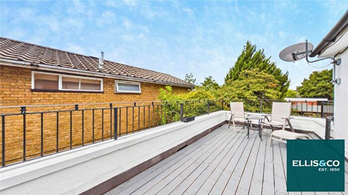 2 Bedroom Apartment For Sale In The Vale, Golders Green, NW11