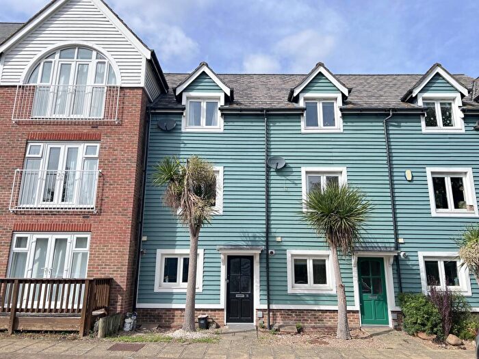4 Bedroom Town House To Rent In The Lakes, Larkfield, ME20