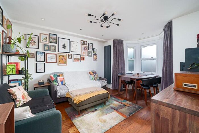 1 Bedroom Flat For Sale In Graces Road, London, SE5