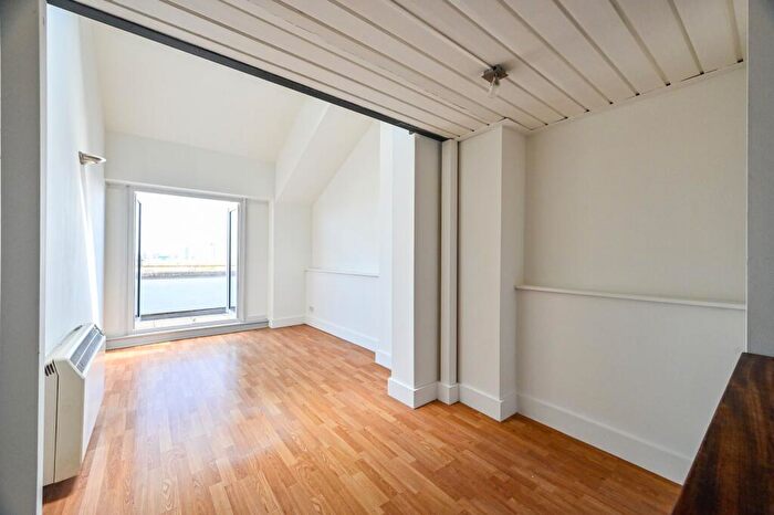 1 Bedroom Flat For Sale In Manhattan Building, Bow Quarter, Fairfield Road, London, E3