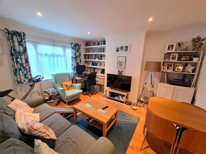 2 Bedroom Maisonette To Rent In Hobbs Green, East Finchley, N2