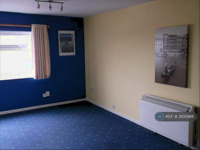 Studio To Rent In Handcross Road, Luton, LU2