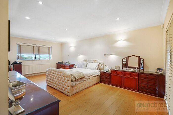 4 Bedroom Apartment For Sale In Spencer Close, Finchley, N3