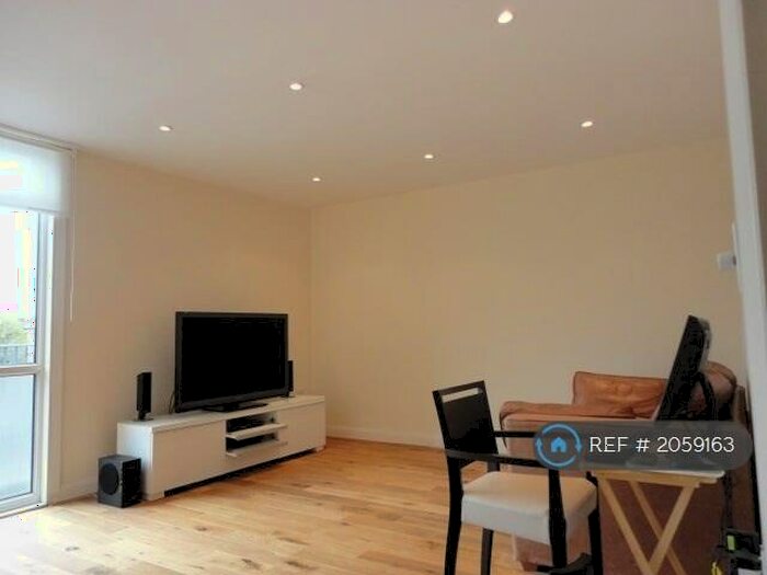 3 Bedroom Flat To Rent In Tottenham Road, London, N1