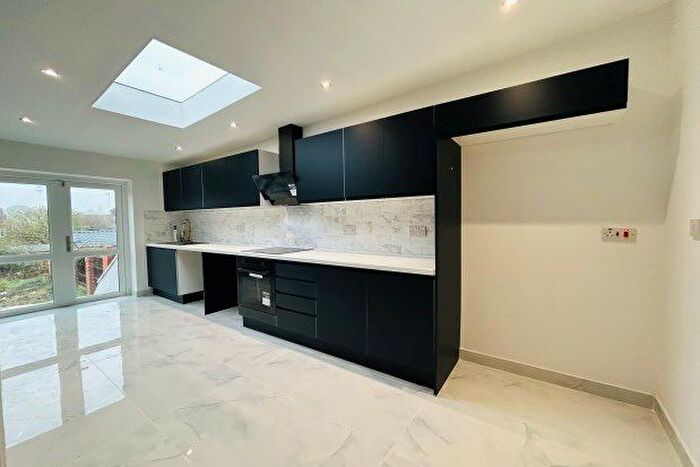 4 Bedroom Property To Rent In Beech Road, Rochester, ME2