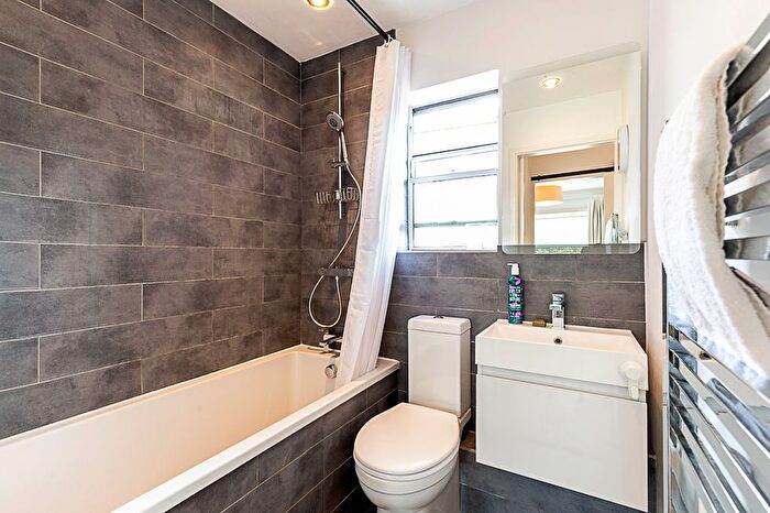 1 Bedroom Flat To Rent In Collinson Walk, London, SE1