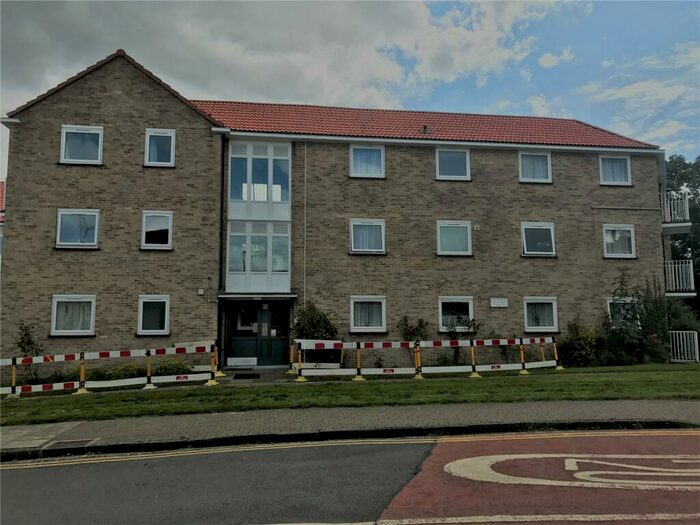 3 Bedroom Apartment To Rent In Links Side, Enfield, Middlesex, EN2