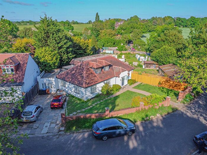 4 Bedroom Detached House For Sale In Swanland Road, Welham Green, AL9