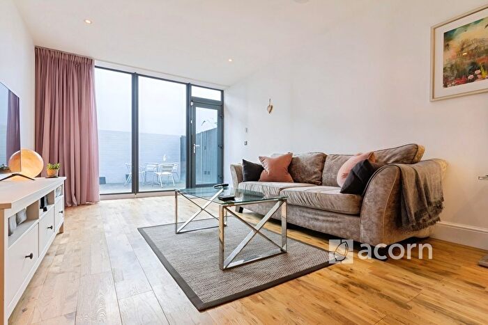 3 Bedroom Flat To Rent In City Walk, London, SE1