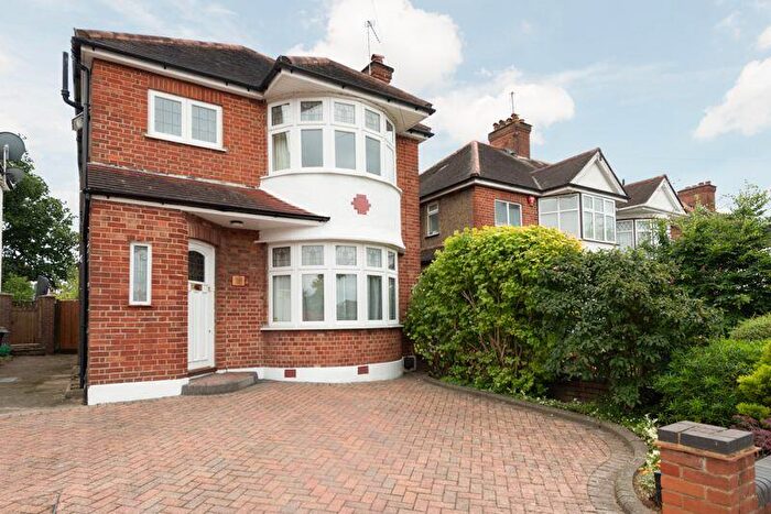 3 Bedroom Detached House To Rent In Friars Walk, London, N14