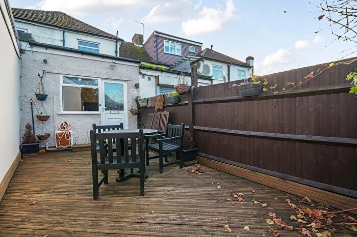 2 Bedroom Maisonette For Sale In Sunbury-On-Thames, Surrey, TW16