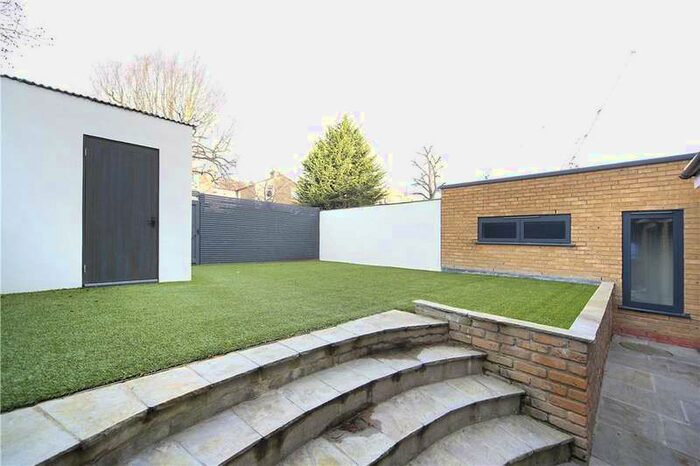 3 Bedroom Flat To Rent In St James's Terrace, Boundaries Road, London, SW12