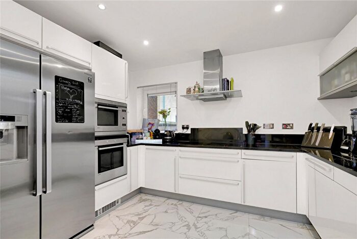 2 Bedroom Flat For Sale In Drayton Gardens, London, SW10