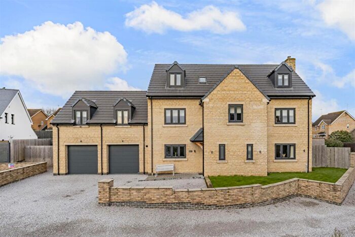 6 Bedroom Detached House For Sale In Singlehurst Close, Weldon, Corby, NN17