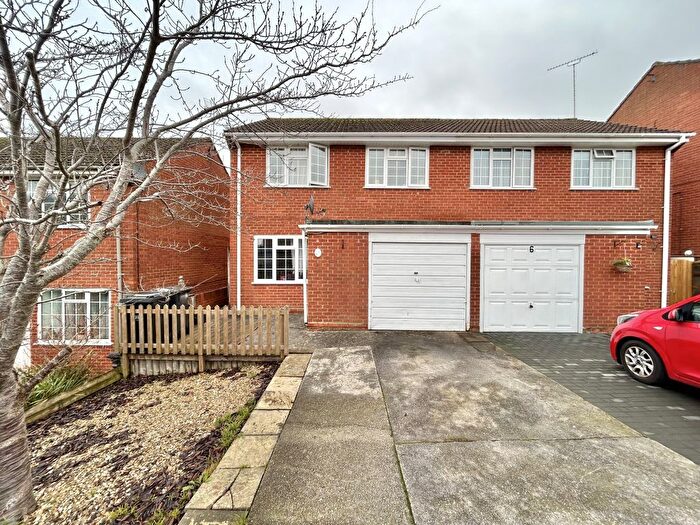 3 Bedroom Semi-detached House For Sale In Chestnut Drive, Yeovil, Somerset, BA20