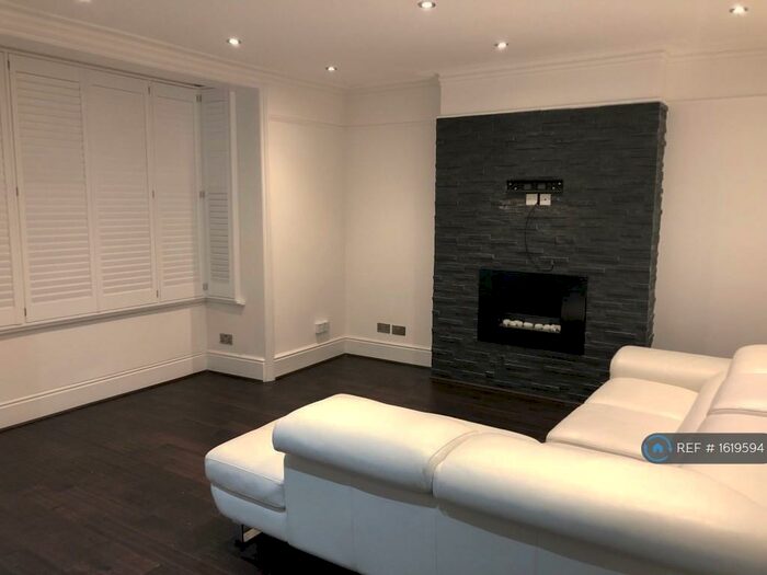 2 Bedroom Flat To Rent In Fyfield Road, Enfield, EN1