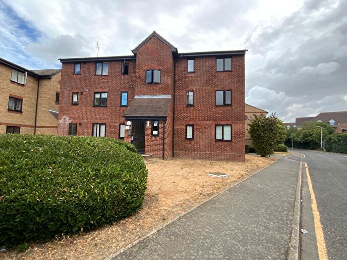 Flat To Rent In Latimer Drive, Hornchurch, Havering, RM12