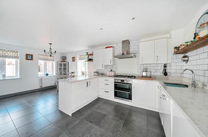 5 Bedroom Detached House For Sale In Cameron Crescent, Bedford, MK40