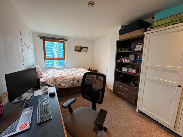 2 Bedroom Apartment To Rent In The Gateway North, Crown Point Road, Leeds, LS9