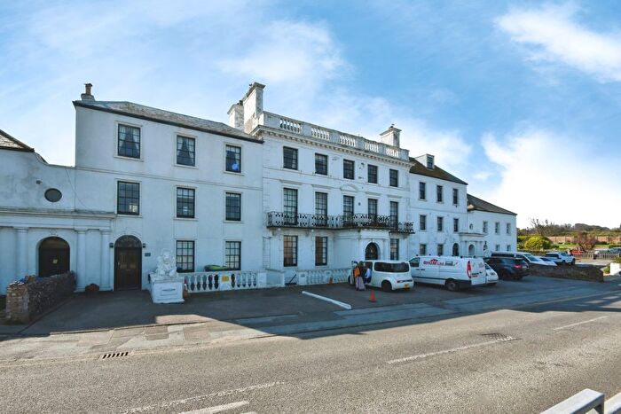 2 Bedroom Flat For Sale In Kingsgate Bay Road, Broadstairs, Kent, CT10