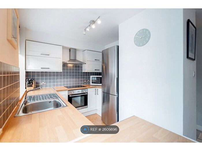 1 Bedroom Flat To Rent In Grosvenor Court, London, SW15