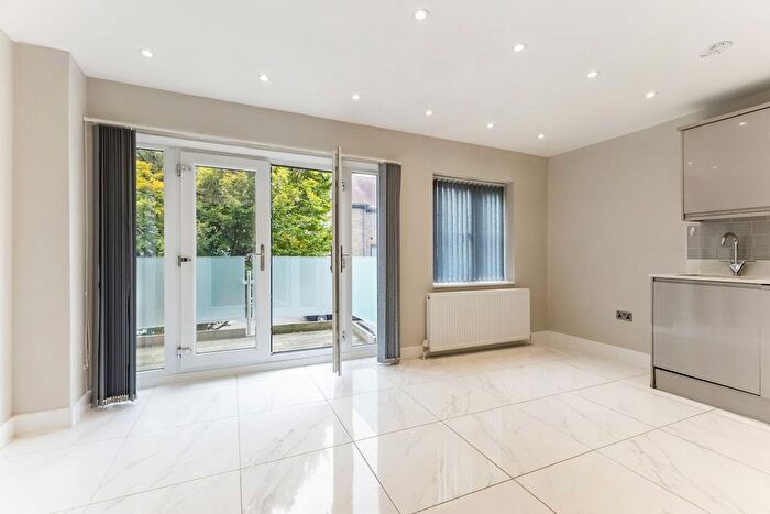 3 Bedroom Flat To Rent In The Broadway, Farnham Common, Slough, SL2