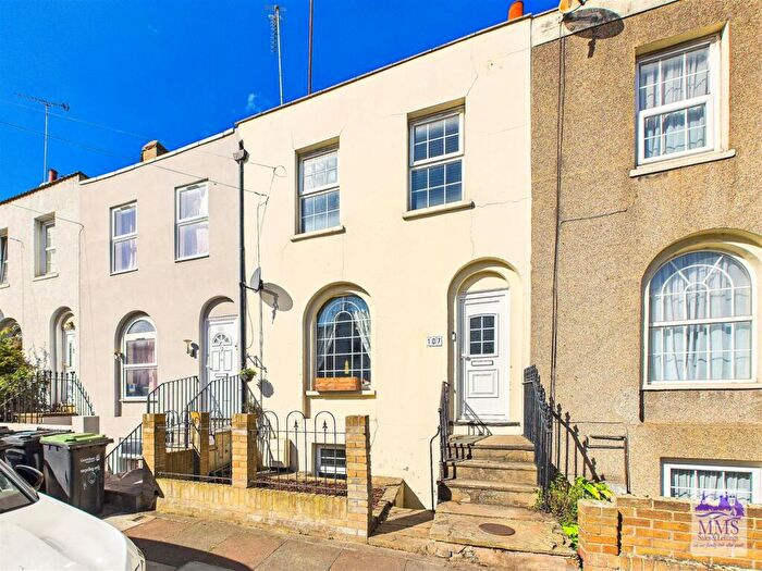 4 Bedroom Terraced House For Sale In Peacock Street, Gravesend, DA12