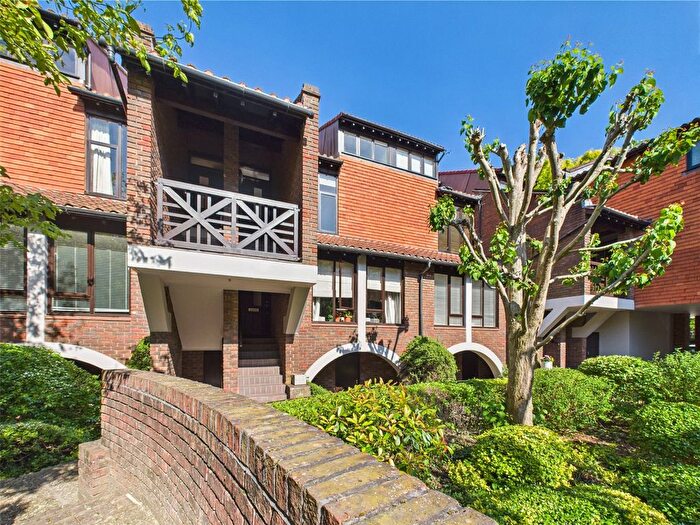 1 Bedroom Flat To Rent In Mallard Place, Middelsex, TW1