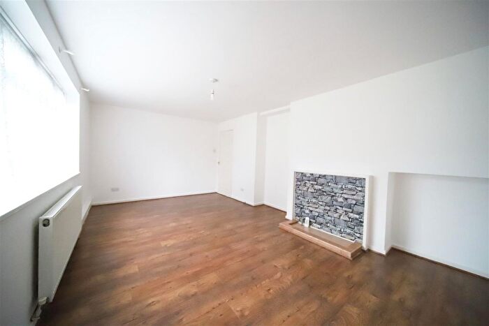 4 Bedroom Semi-Detached House To Rent In Roundhill Drive, Enfield, EN2