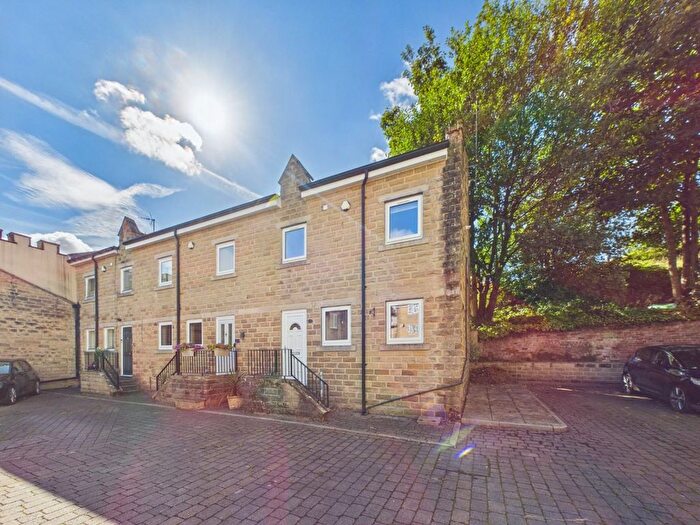 3 Bedroom Town House For Sale In Weavers Lane, Cullingworth, BD13
