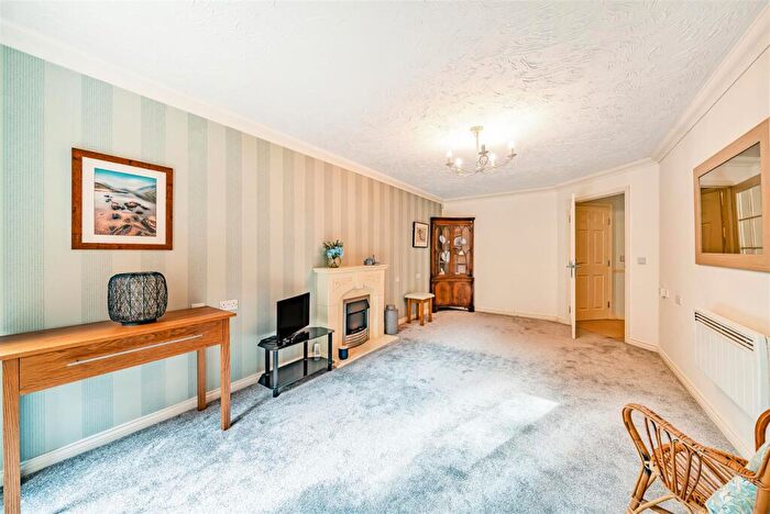 1 Bedroom Retirement Property For Sale In Hamlet Lodge, Gloucester, GL1