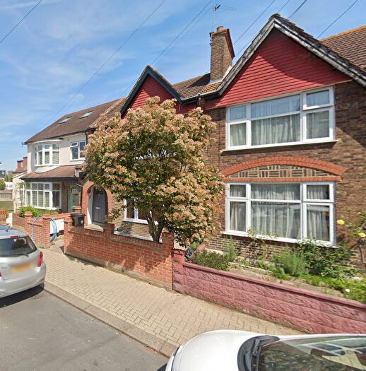 3 Bedroom Flat To Rent In Moyser Road, Streatham, SW16