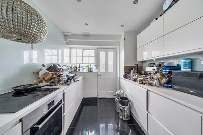 2 Bedroom Flat To Rent In Richmond Hill, Richmond, TW10