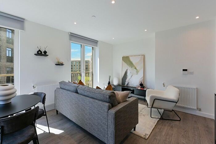 3 Bedroom Flat To Rent In Montague Road, London, E11