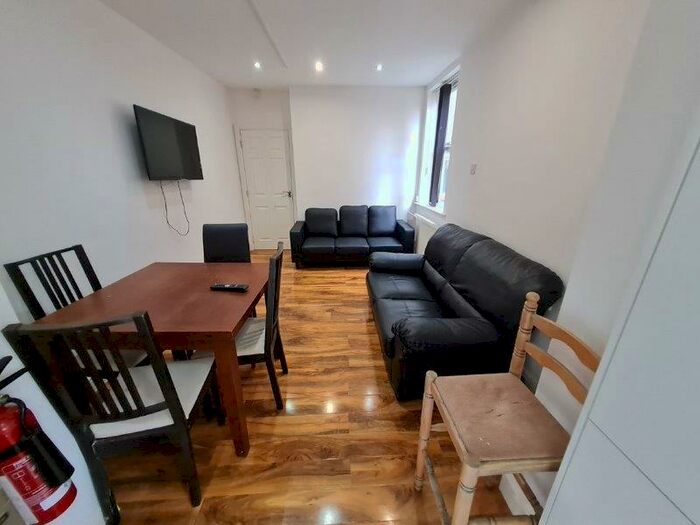 5 Bedroom House Of Multiple Occupation To Rent In Cawdor Road, Manchester, Greater Manchester, M14