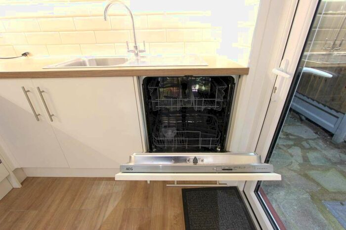 4 Bedroom Flat To Rent In Warwick Road, London, N11