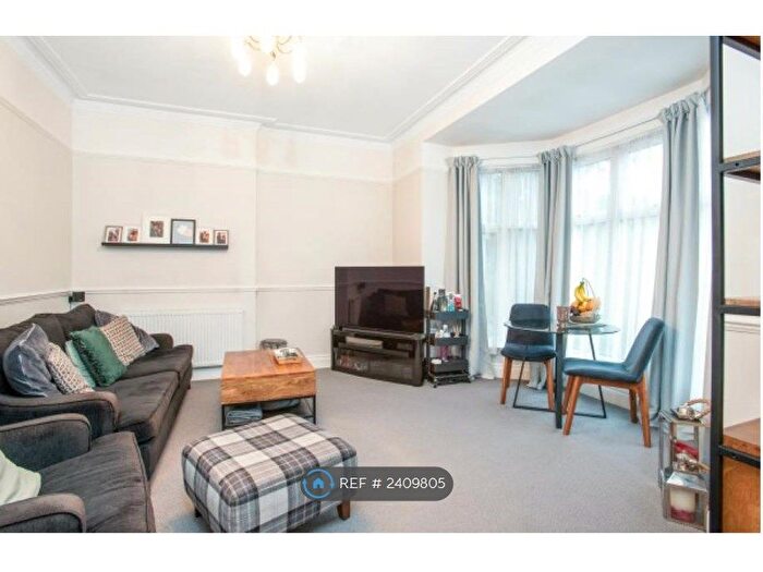 2 Bedroom Flat To Rent In Park Avenue, Bromley, BR1