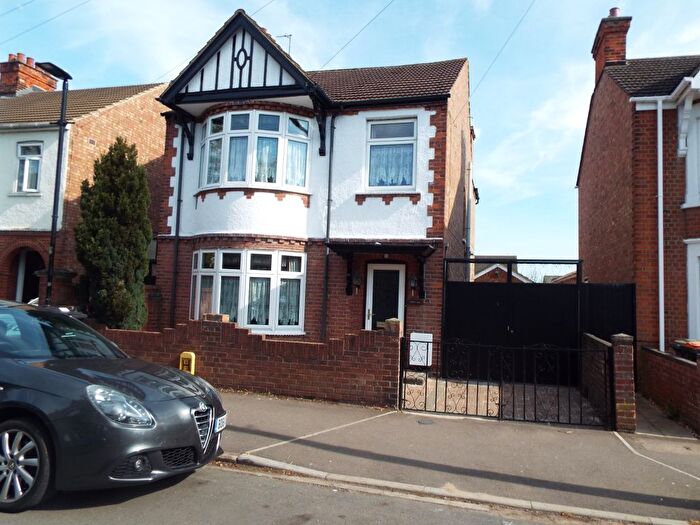 4 Bedroom Detached House To Rent In Winifred Road, Bedford, MK40
