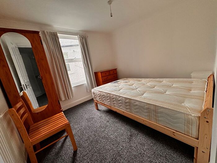 3 Bedroom Flat To Rent In Tooting Bec Road, London, SW17