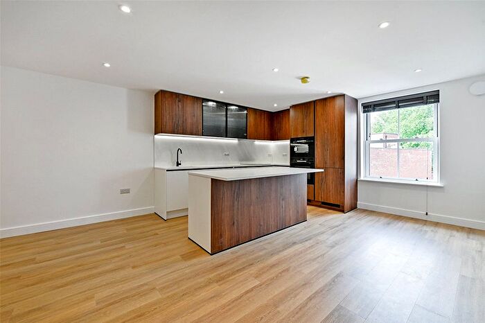 3 Bedroom Flat To Rent In East Street, Bedminster, Bristol, Somerset, BS3