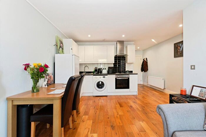 1 Bedroom Flat For Sale In Barnsbury Lane, Surbiton, KT5