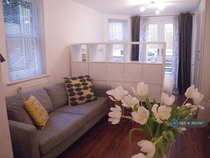 Studio To Rent In Waddon, Croydon, CR0