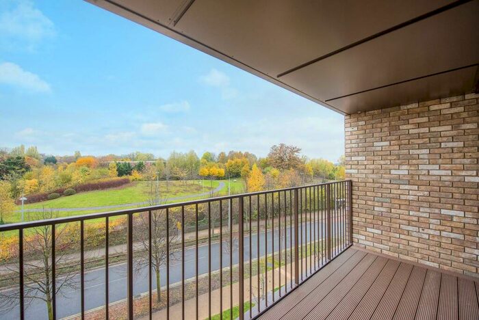 2 Bedroom Flat To Rent In Lakeside Drive, Ealing, London, NW10