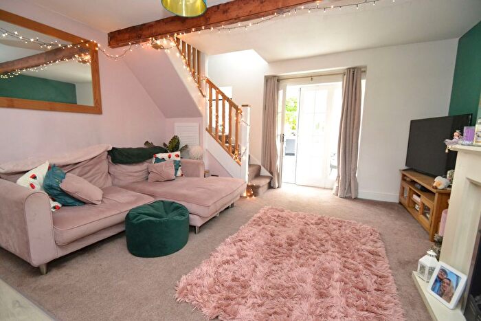 2 Bedroom Cottage For Sale In Burnwells, Bradford, BD10