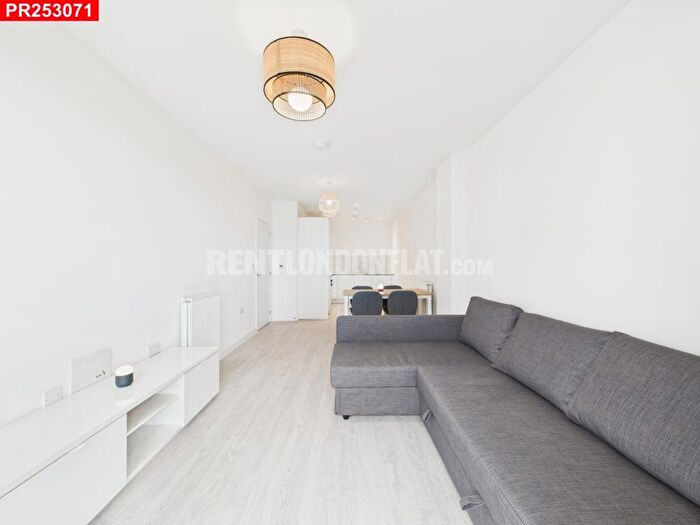 2 Bedroom Flat To Rent In Cranton Avenue, Hayes, UB3