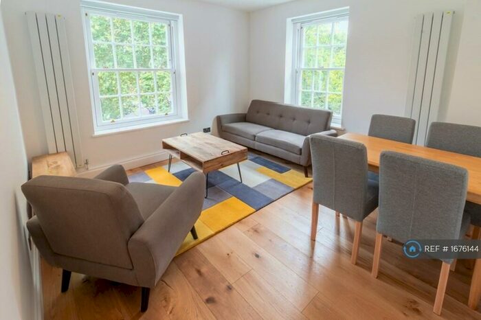 3 Bedroom Flat To Rent In Worcester House, London, SE11